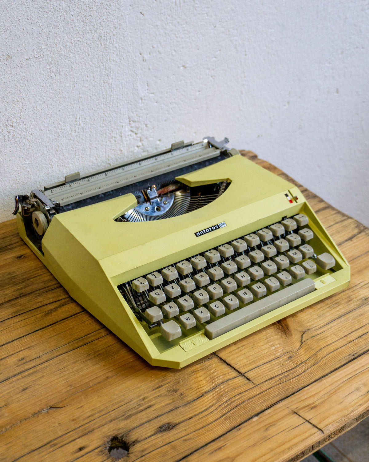 Macchina da scrivere Antares gialla – anni ’80