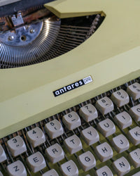 Macchina da scrivere Antares gialla – anni ’80