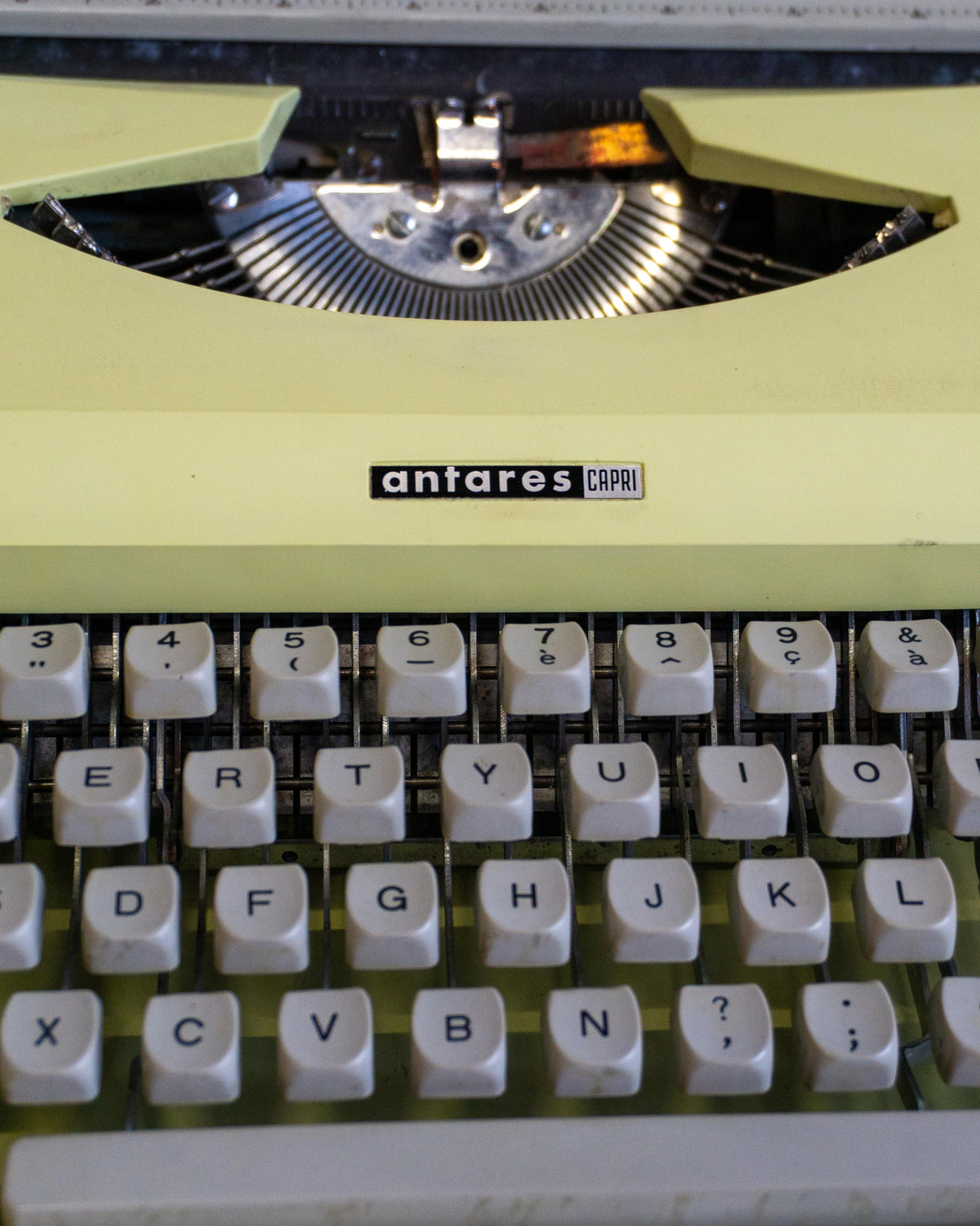 Macchina da scrivere Antares gialla – anni ’80