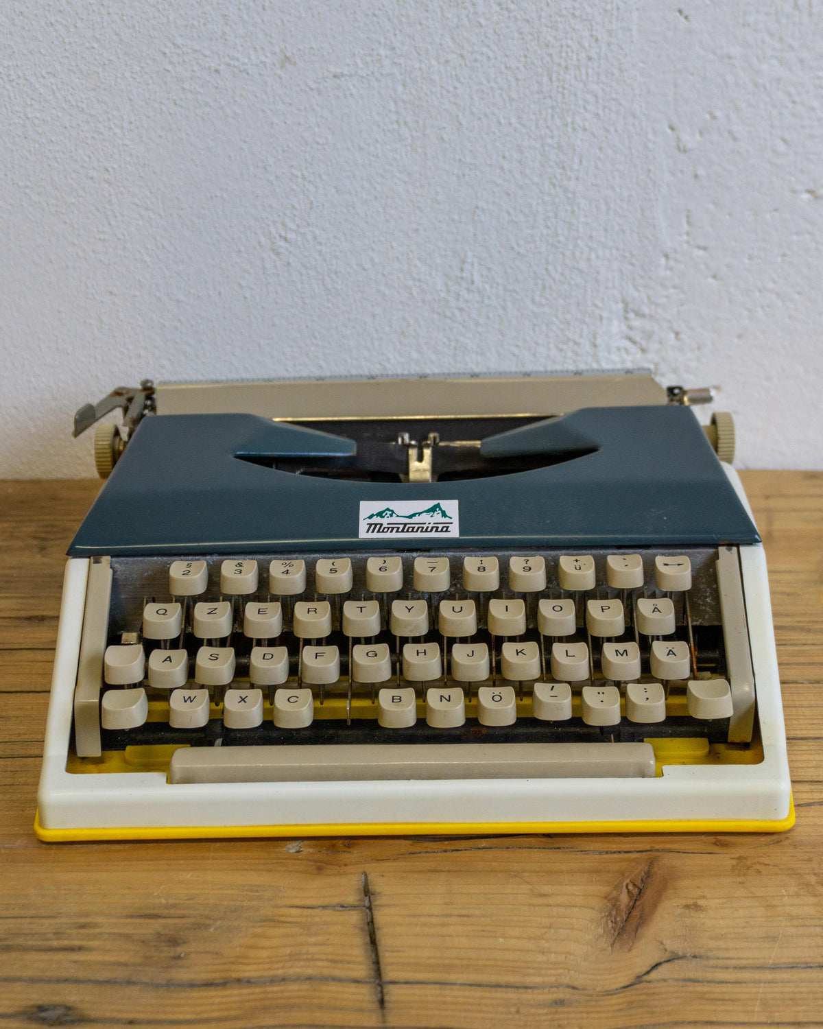 Macchina da scrivere Montanina gialla e blu vintage