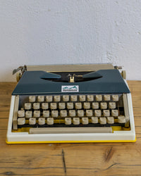 Macchina da scrivere Montanina gialla e blu vintage
