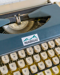 Macchina da scrivere Montanina gialla e blu vintage