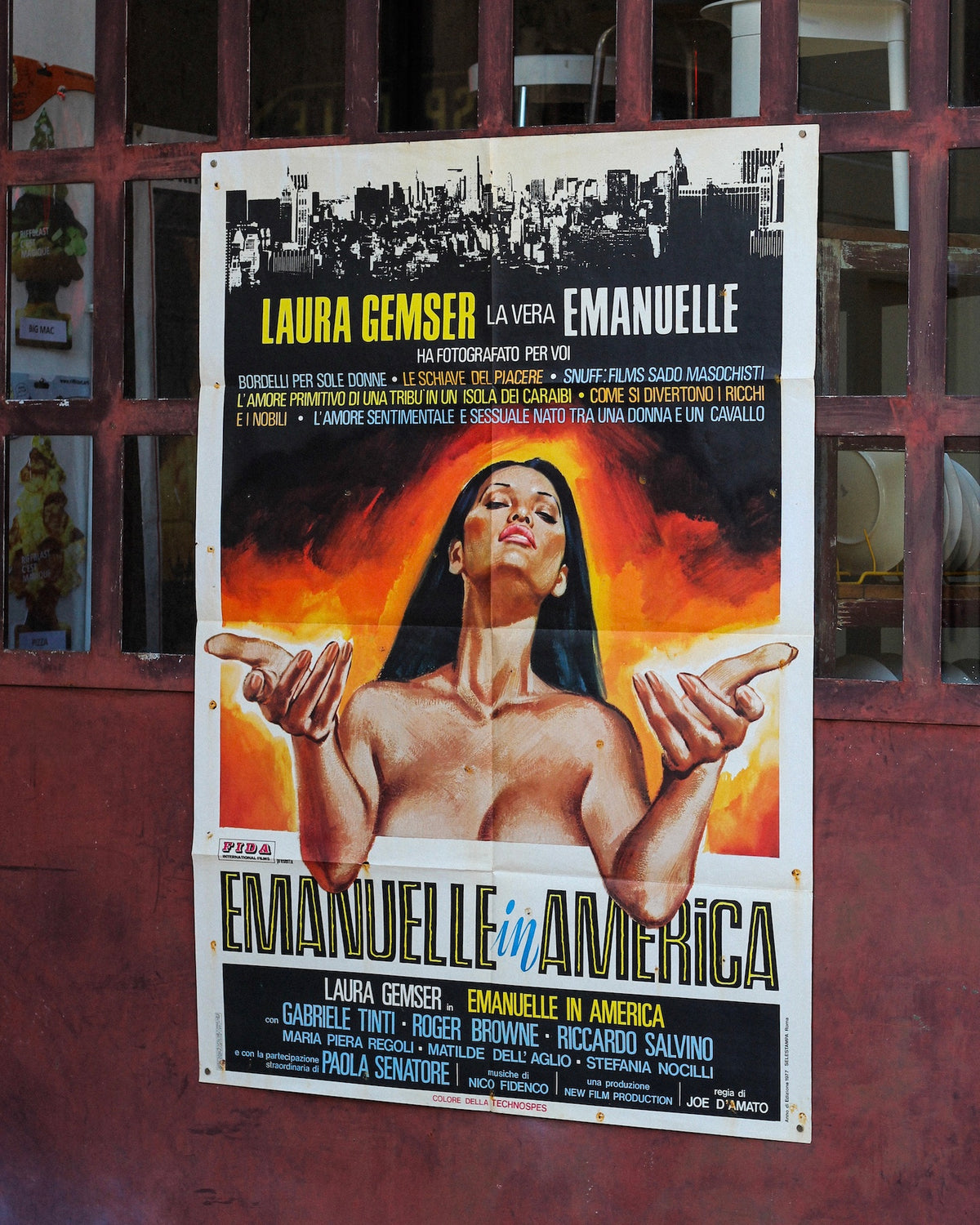 Manifesto cinema Emanuelle in America – 1977