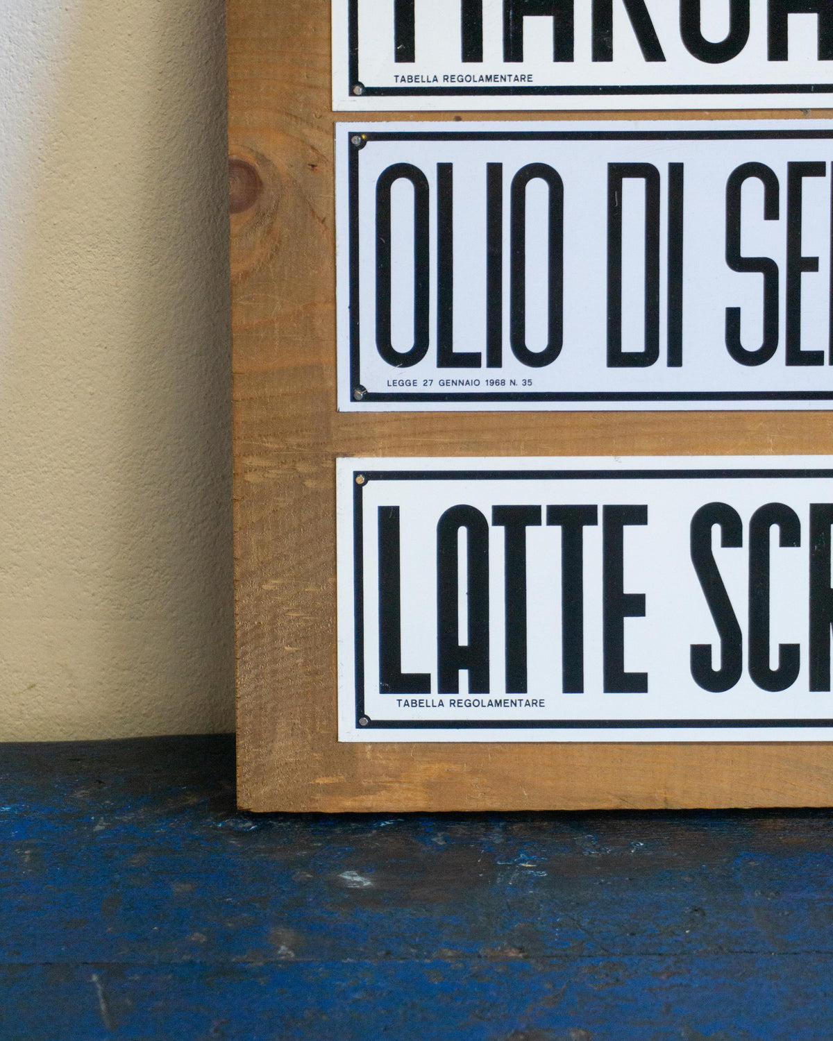 Insegne alimentari da bottega vintage su supporto in legno – Anni ’70