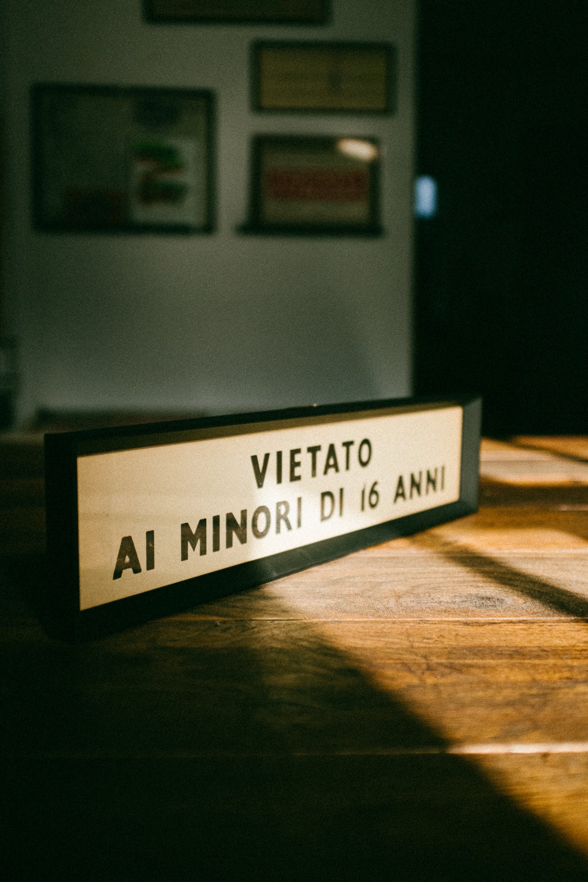 Insegna Vietato ai Minori