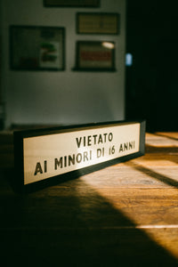 Insegna Vietato ai Minori