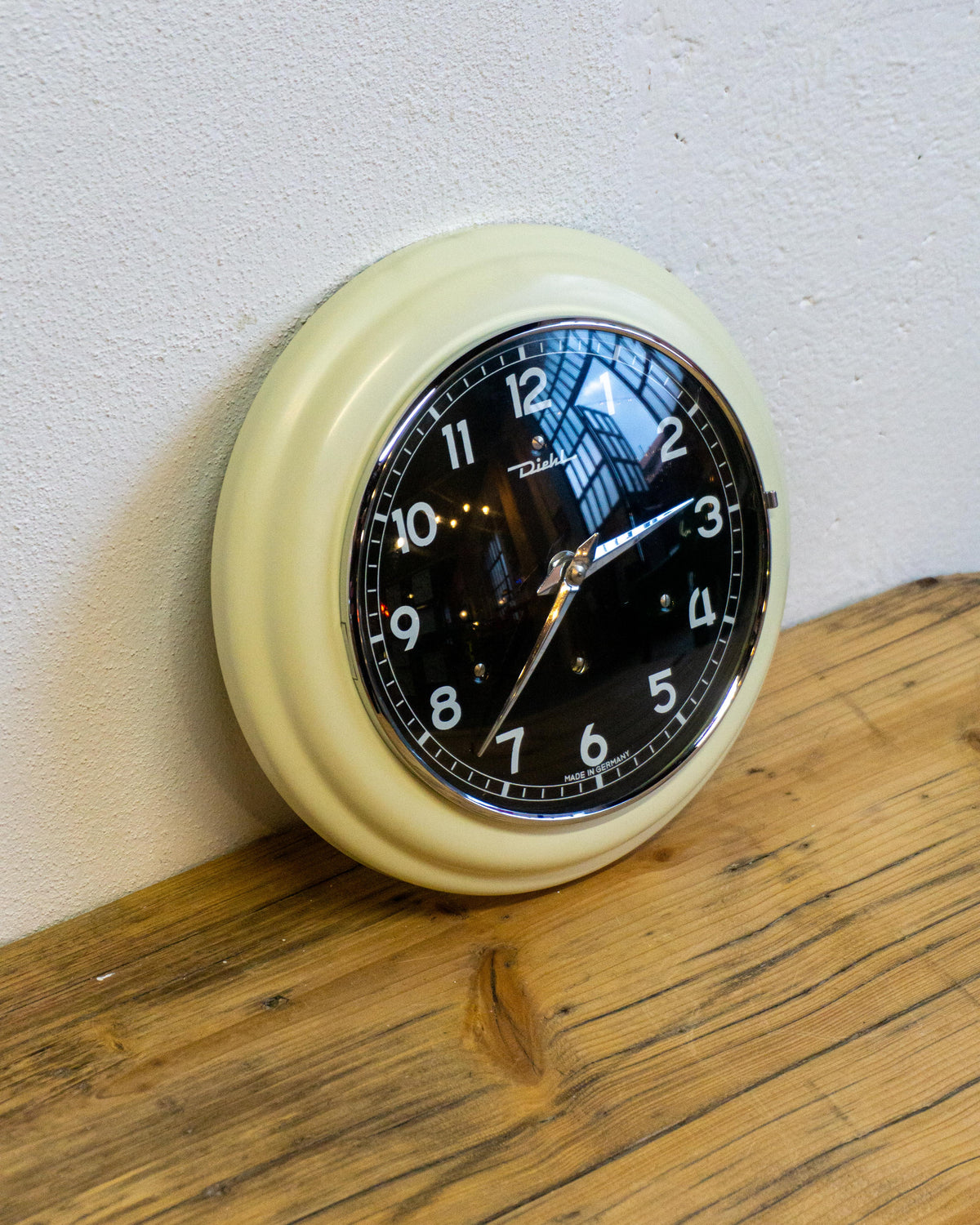 Orologio da parete Diehl in metallo con vetro e sfondo nero – anni ’60