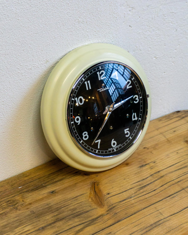 Orologio da parete Diehl in metallo con vetro e sfondo nero – anni ’60