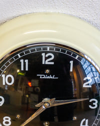Orologio da parete Diehl in metallo con vetro e sfondo nero – anni ’60