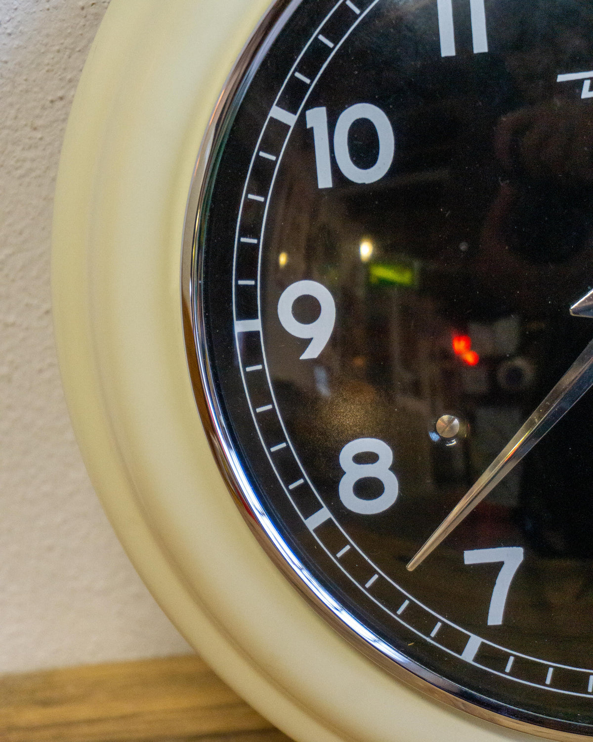 Orologio da parete Diehl in metallo con vetro e sfondo nero – anni ’60