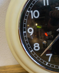Orologio da parete Diehl in metallo con vetro e sfondo nero – anni ’60