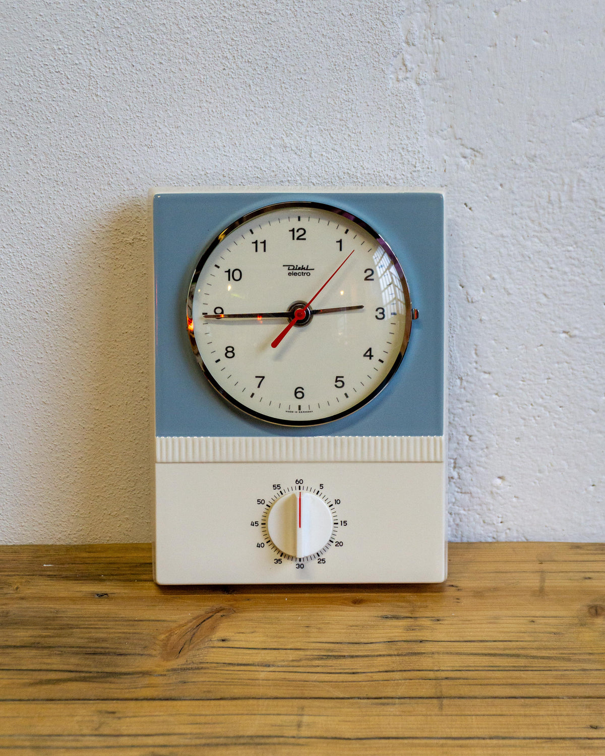 Orologio da parete Diehl in ceramica bianco e azzurro con timer – anni ’50