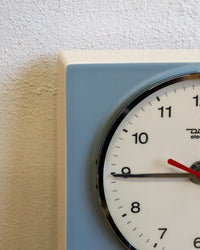 Orologio da parete Diehl in ceramica bianco e azzurro con timer – anni ’50