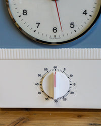 Orologio da parete Diehl in ceramica bianco e azzurro con timer – anni ’50