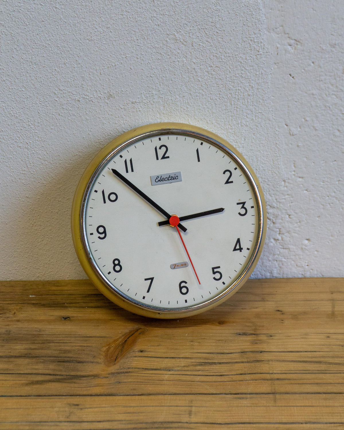 Orologio da parete Electric 7 Rubis in metallo panna e cromato – anni ’60