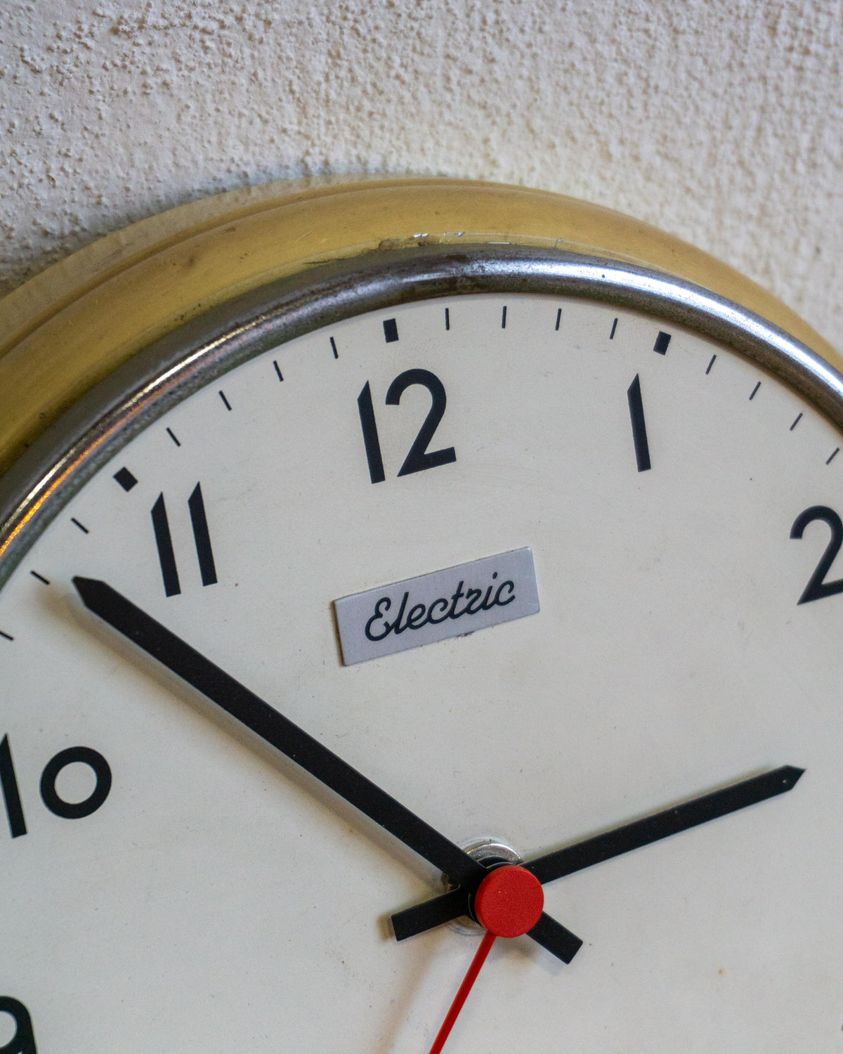 Orologio da parete Electric 7 Rubis in metallo panna e cromato – anni ’60