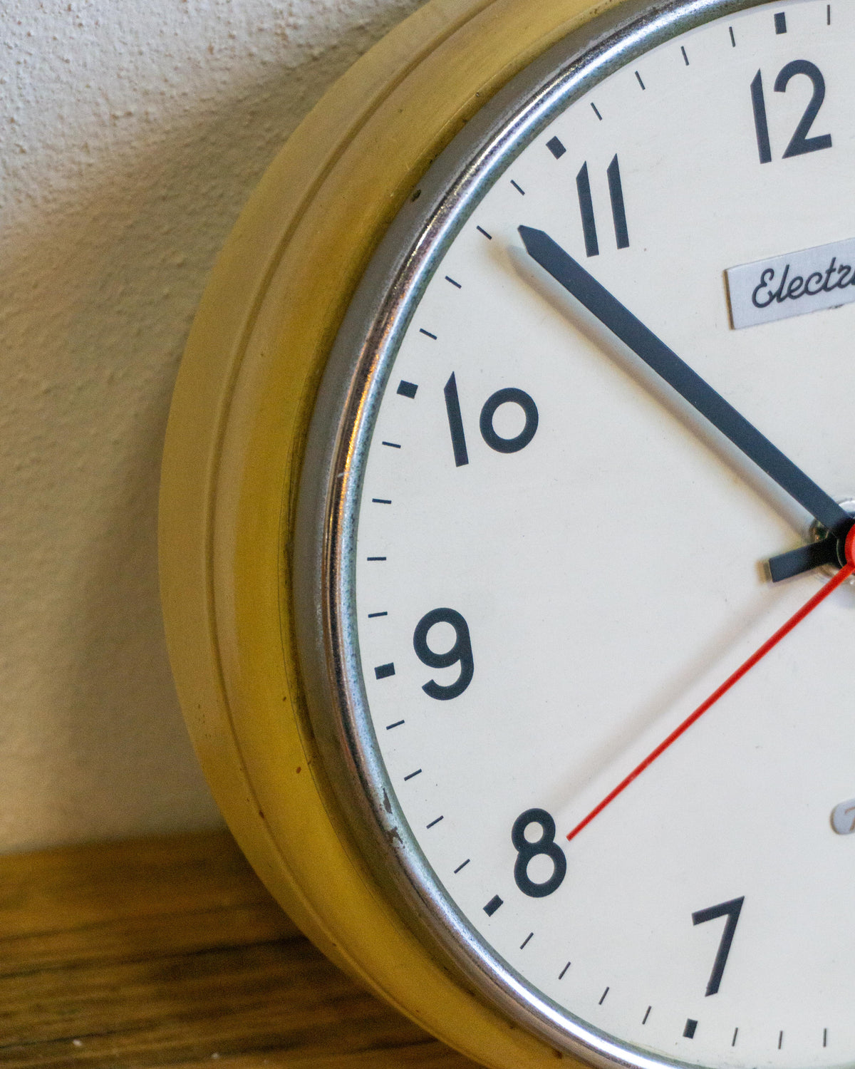 Orologio da parete Electric 7 Rubis in metallo panna e cromato – anni ’60