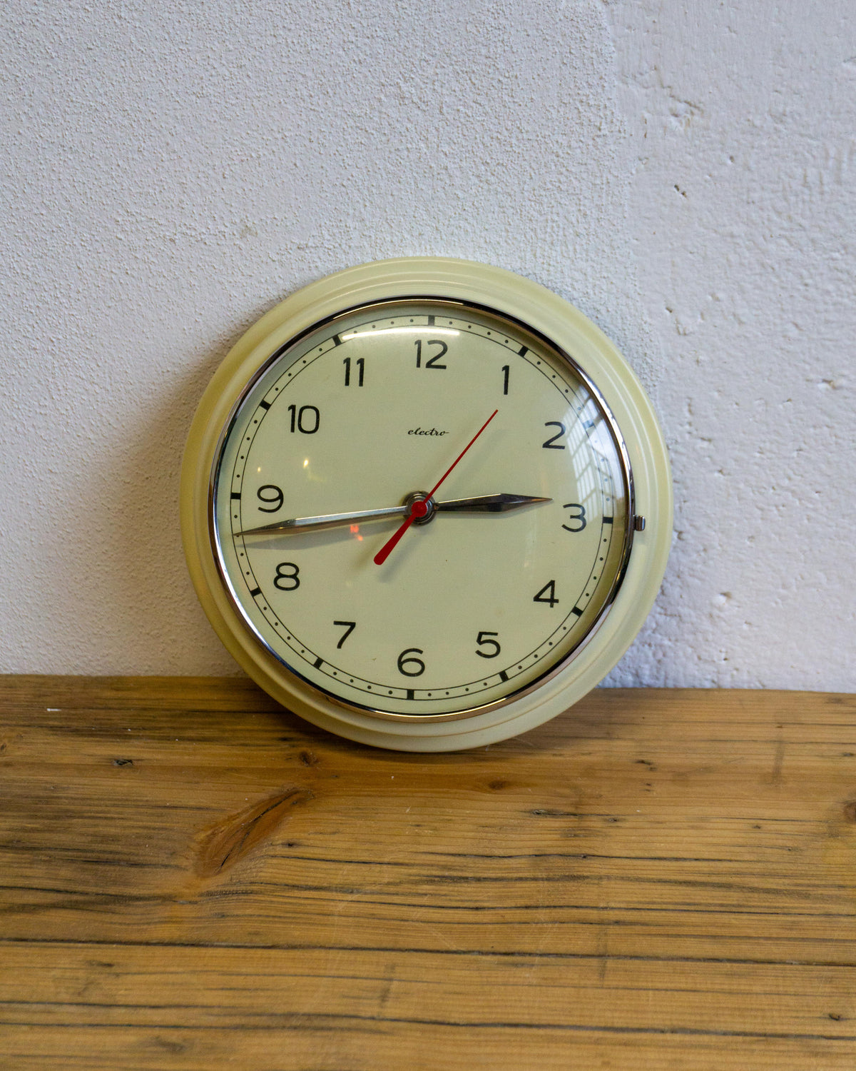 Orologio da parete Electro in metallo panna con vetro – anni ’70