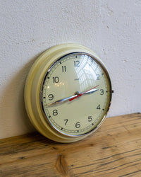 Orologio da parete Electro in metallo panna con vetro – anni ’70