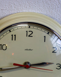 Orologio da parete Electro in metallo panna con vetro – anni ’70