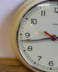 Orologio da parete Electro in metallo panna con vetro – anni ’70