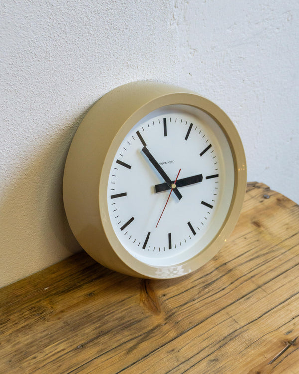 Orologio da parete Electronic in plastica panna – anni ’80