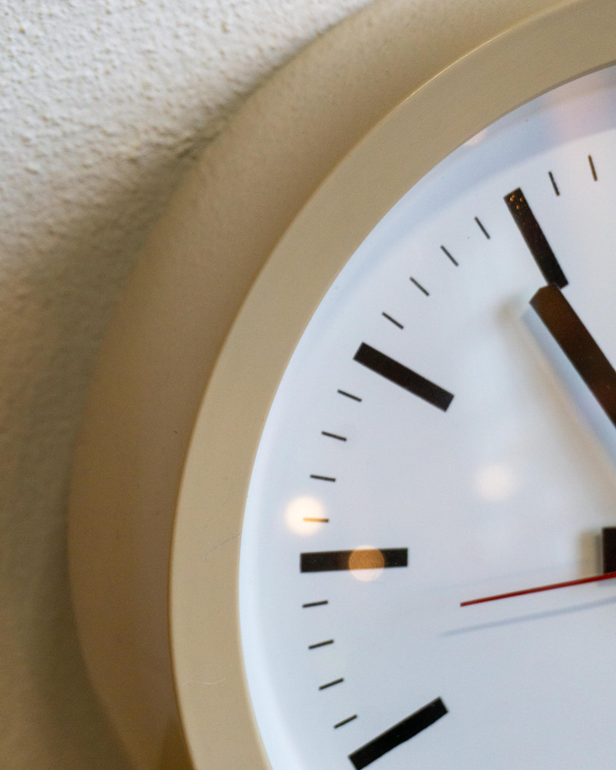 Orologio da parete Electronic in plastica panna – anni ’80
