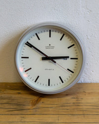 Orologio da parete Junghans Electronic con calendario – plastica grigia, anni ’80
