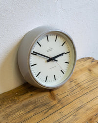Orologio da parete Junghans Electronic con calendario – plastica grigia, anni ’80