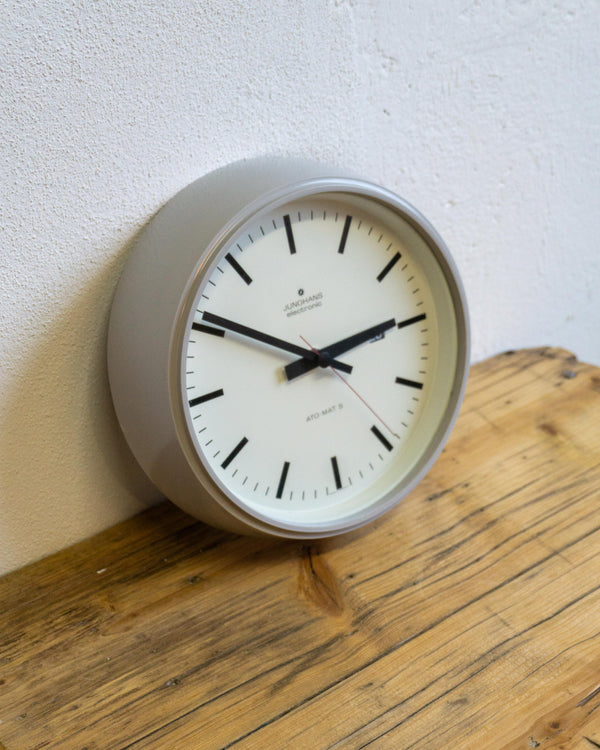 Orologio da parete Junghans Electronic con calendario – plastica grigia, anni ’80
