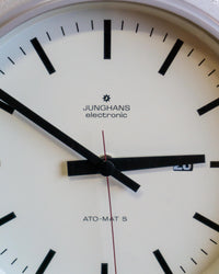 Orologio da parete Junghans Electronic con calendario – plastica grigia, anni ’80