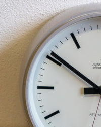 Orologio da parete Junghans Electronic con calendario – plastica grigia, anni ’80