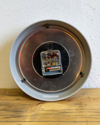 Orologio da parete Junghans Electronic con calendario – plastica grigia, anni ’80