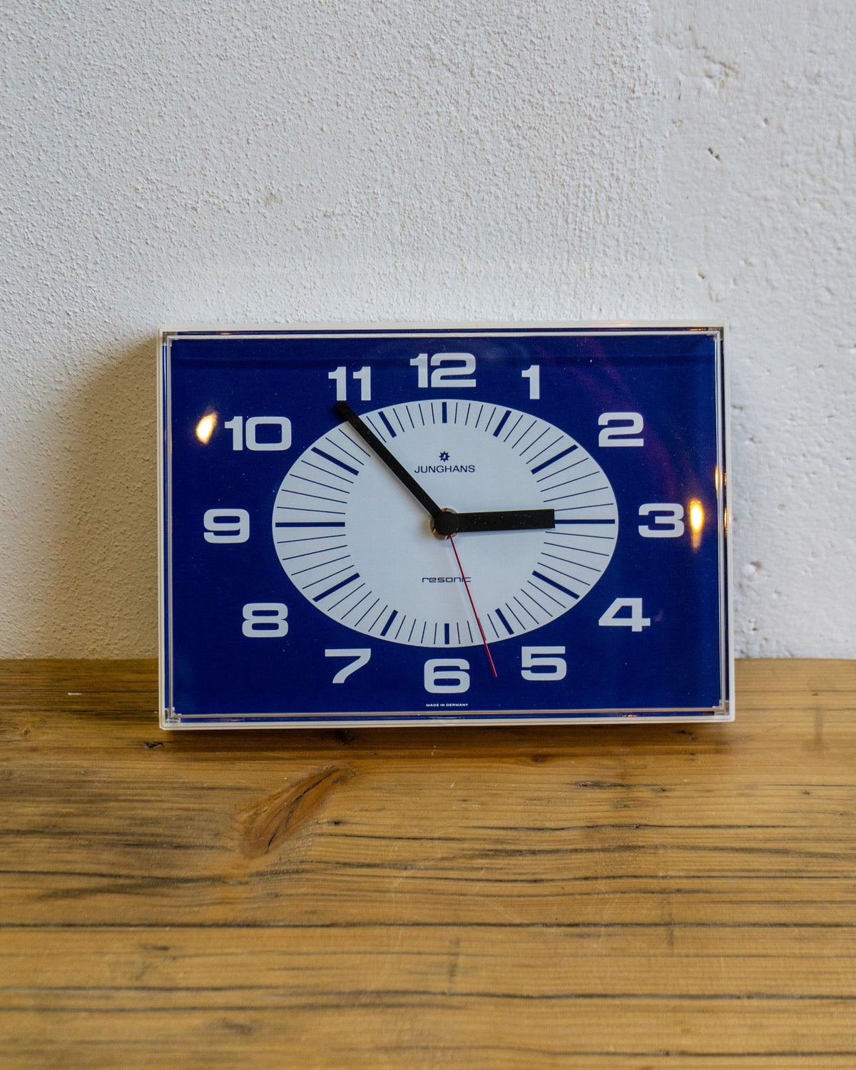 Orologio da parete Junghans in plastica panna e blu – anni ’80