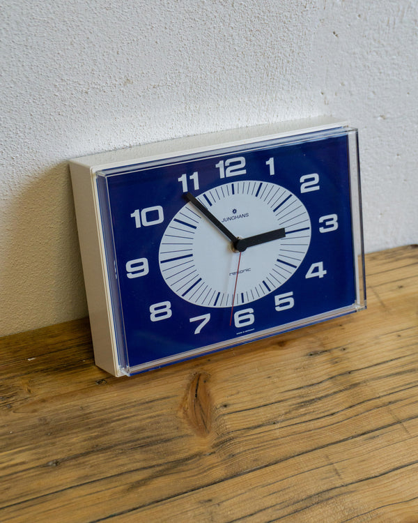 Orologio da parete Junghans in plastica panna e blu – anni ’80