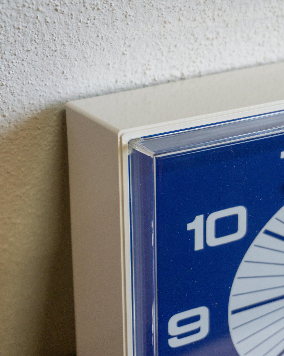 Orologio da parete Junghans in plastica panna e blu – anni ’80