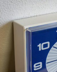 Orologio da parete Junghans in plastica panna e blu – anni ’80