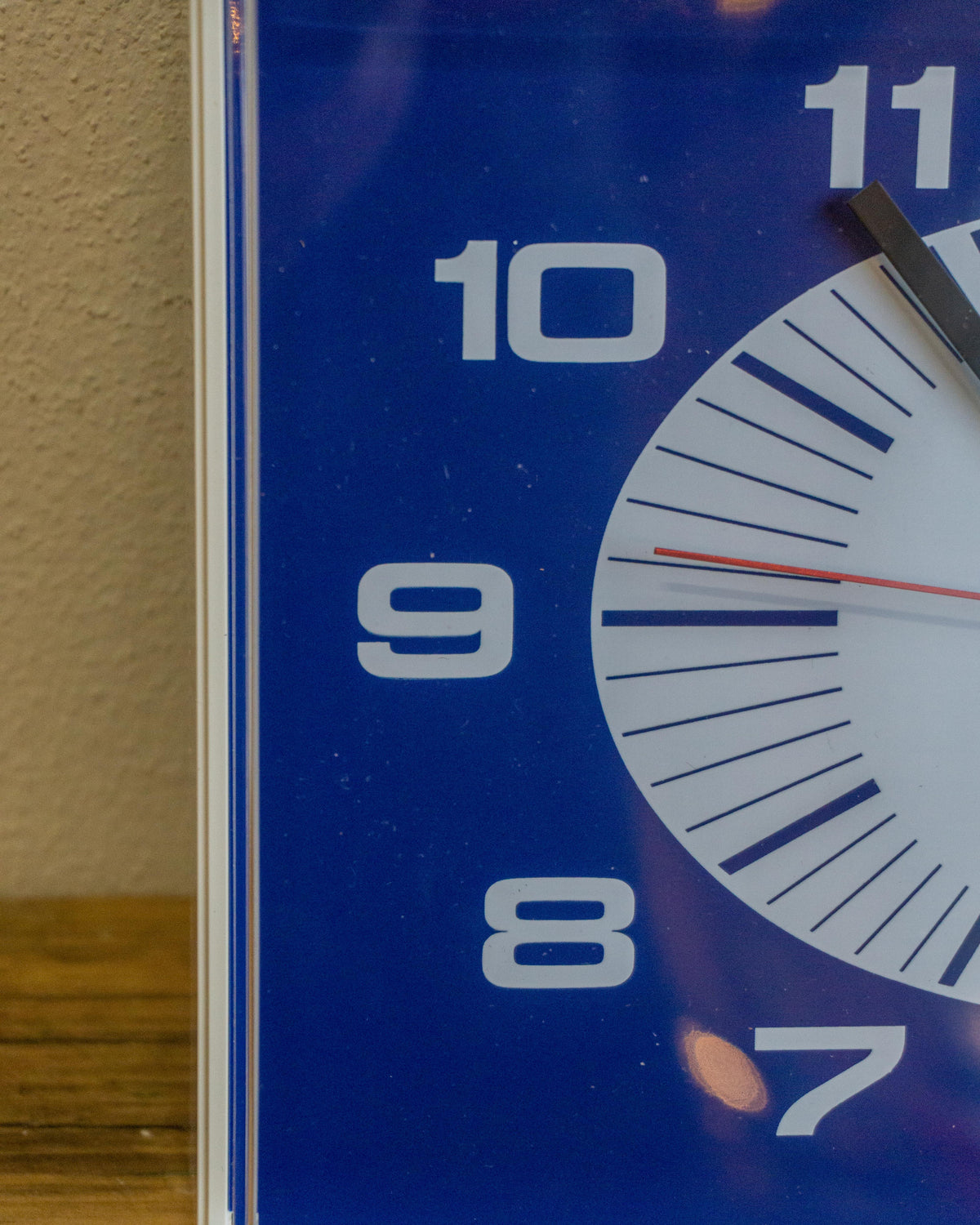 Orologio da parete Junghans in plastica panna e blu – anni ’80