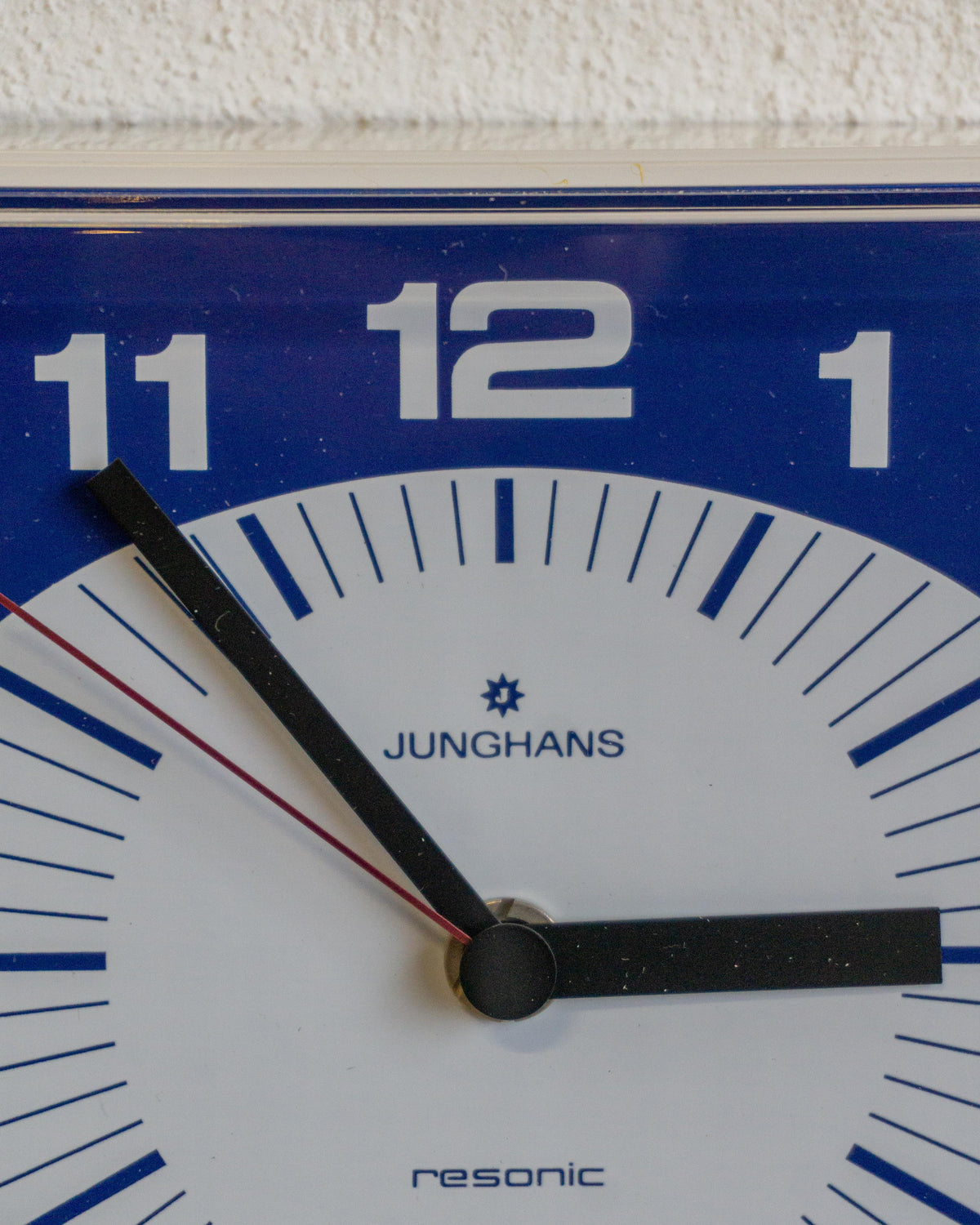 Orologio da parete Junghans in plastica panna e blu – anni ’80