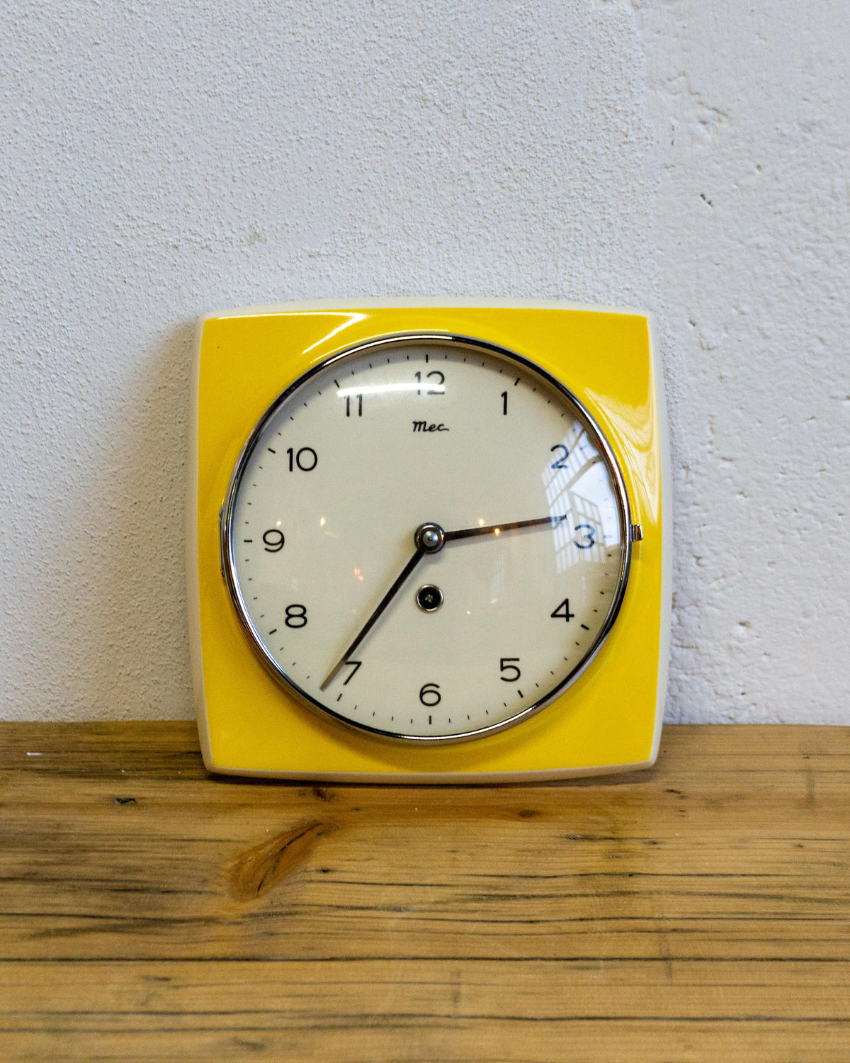 Orologio da parete MEC in ceramica gialla e panna – anni ’60
