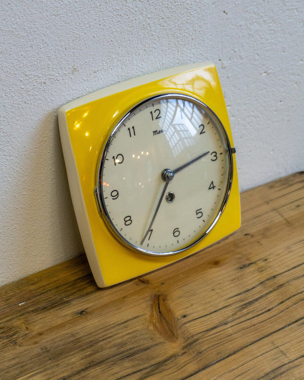 Orologio da parete MEC in ceramica gialla e panna – anni ’60