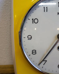 Orologio da parete MEC in ceramica gialla e panna – anni ’60