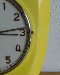 Orologio giallo da parete Mec ceramica - 1960