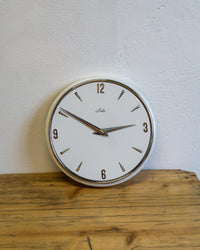 Orologio da parete Polis con numeri cromati in rilievo – anni ’70