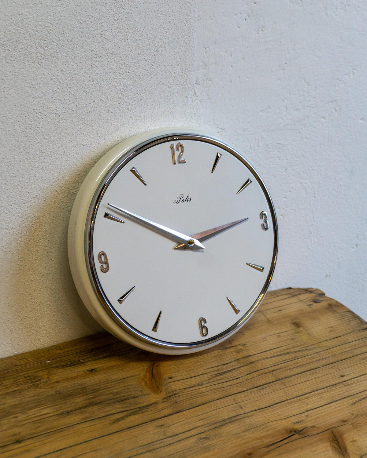 Orologio da parete Polis con numeri cromati in rilievo – anni ’70