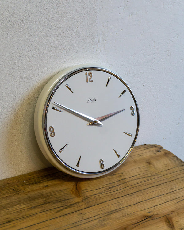 Orologio da parete Polis con numeri cromati in rilievo – anni ’70