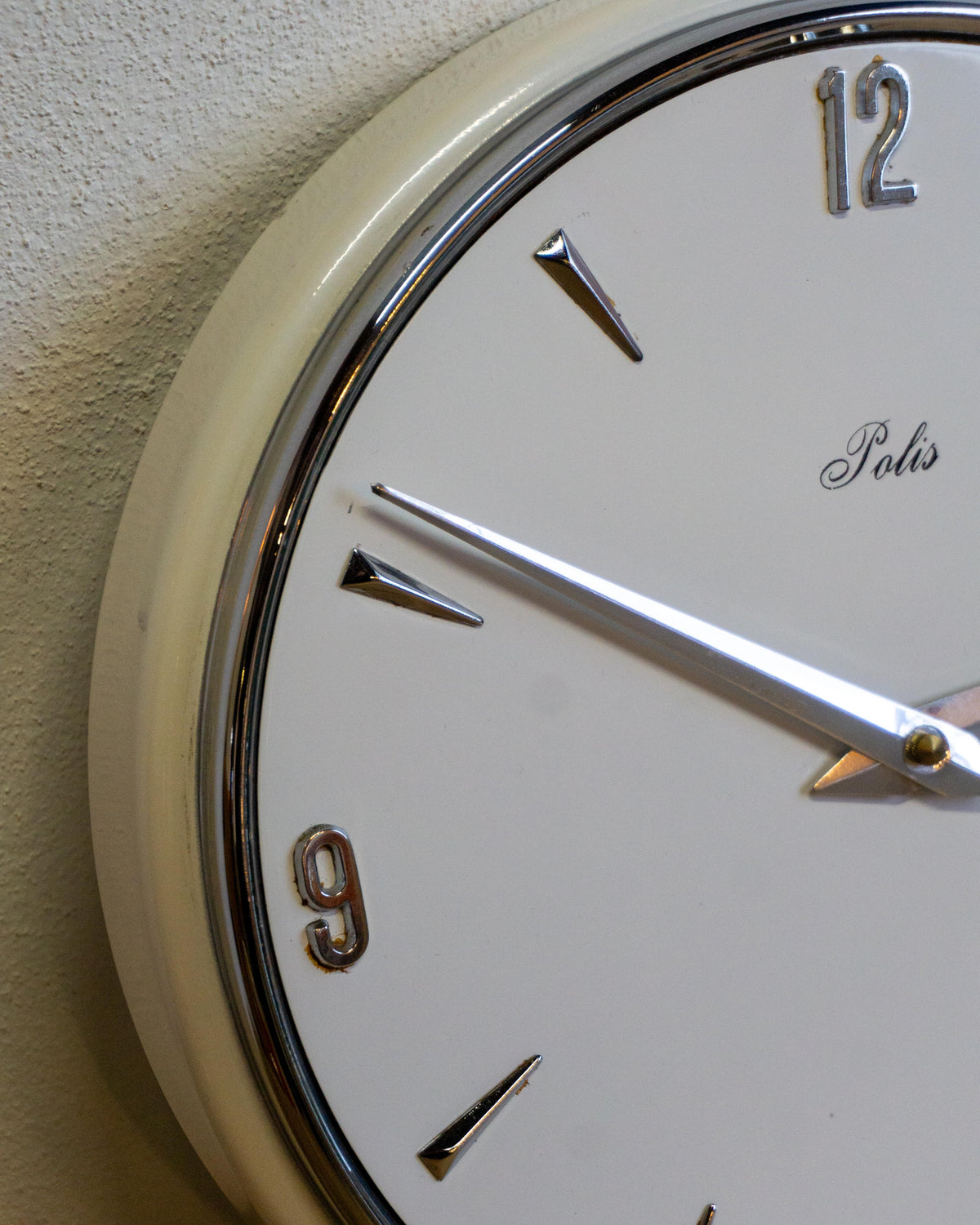 Orologio da parete Polis con numeri cromati in rilievo – anni ’70