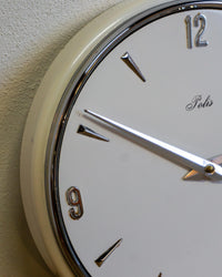 Orologio da parete Polis con numeri cromati in rilievo – anni ’70