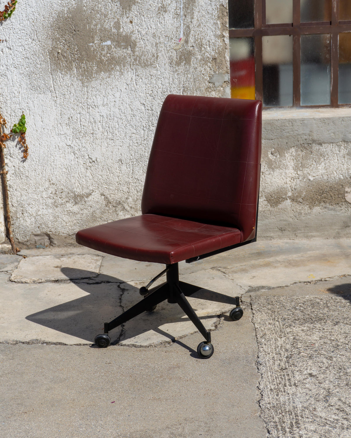 Poltrona da ufficio vintage bordeaux in semilpelle con rotelle – 1970