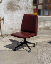 Poltrona da ufficio vintage bordeaux in semilpelle con rotelle – 1970